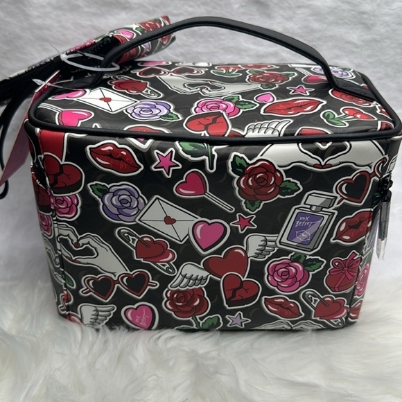 🔹️Betsey johnson🔹️ valentines print cosmetic make up  train case  extra pouch - Picture 3 of 3